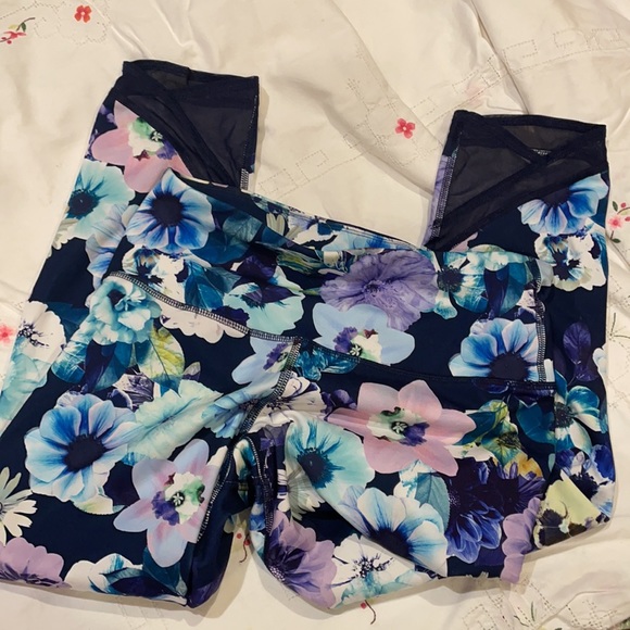 OLD NAVY 🤍 Active Go-Dry Floral Fitted Leggings. Size M - Picture 4 of 5